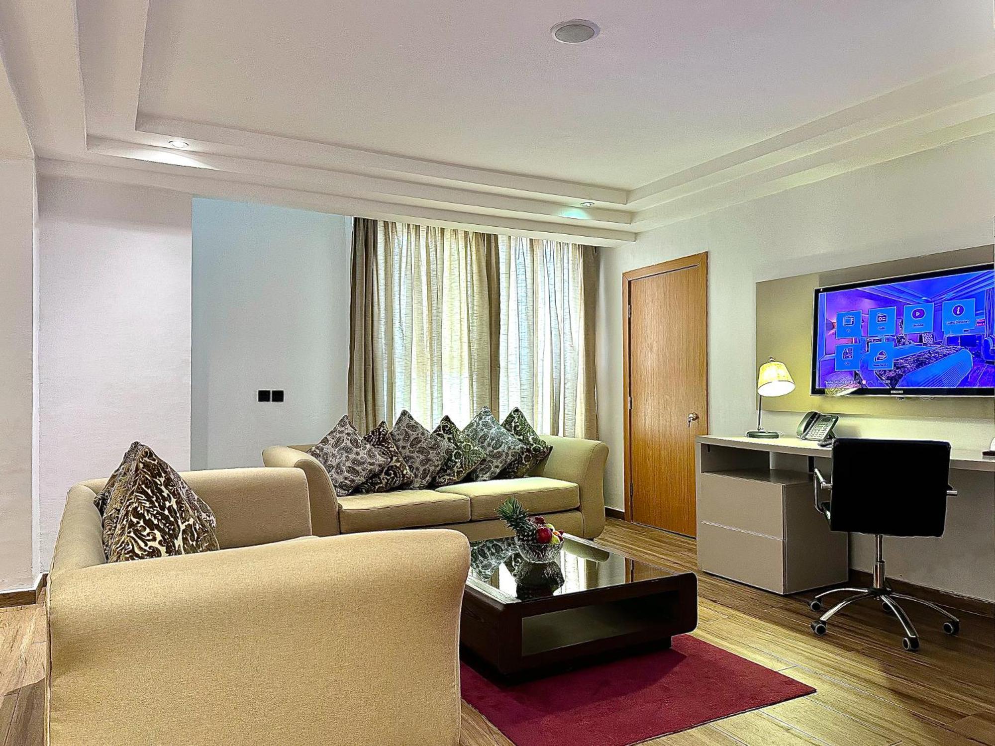 Victoria Crown Plaza Hotel Лагос Экстерьер фото