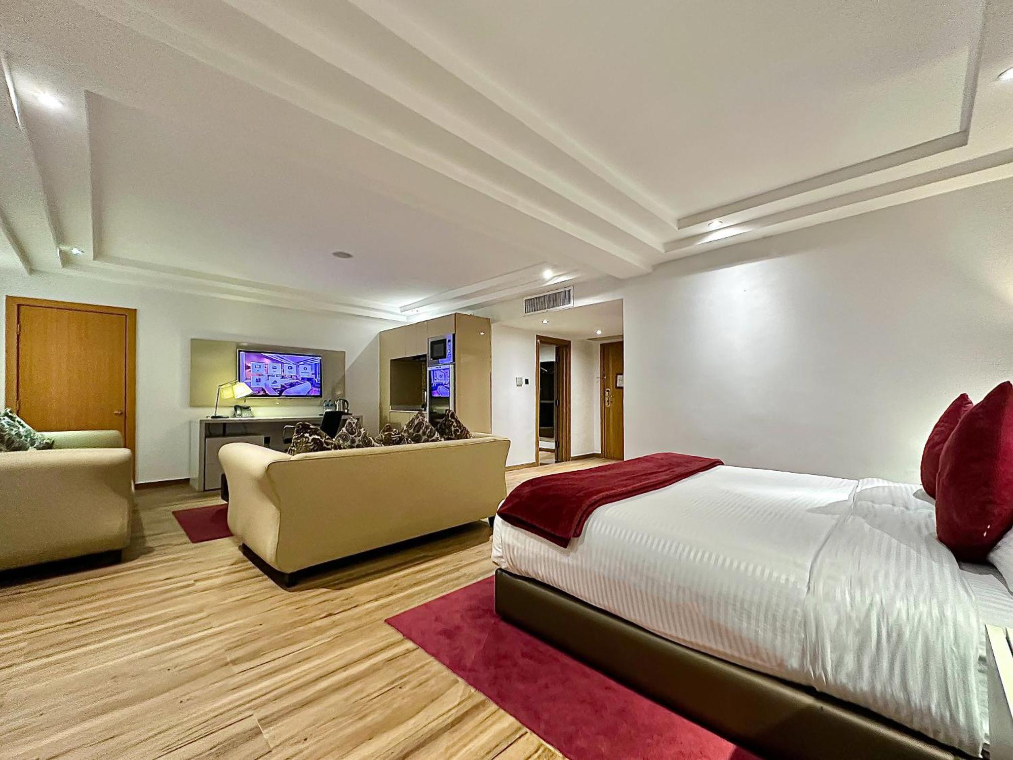 Victoria Crown Plaza Hotel Лагос Экстерьер фото